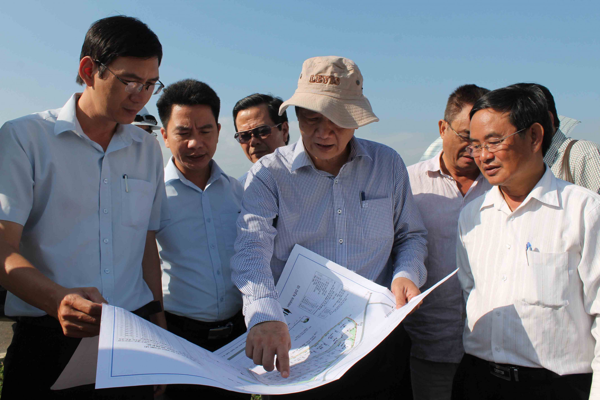 Đồng chí Trần Sơn Hải kiểm tra tình hình đầu tư xây dựng cơ sở hạ tầng Cụm công nghiệp Diên Phú - VCN.  