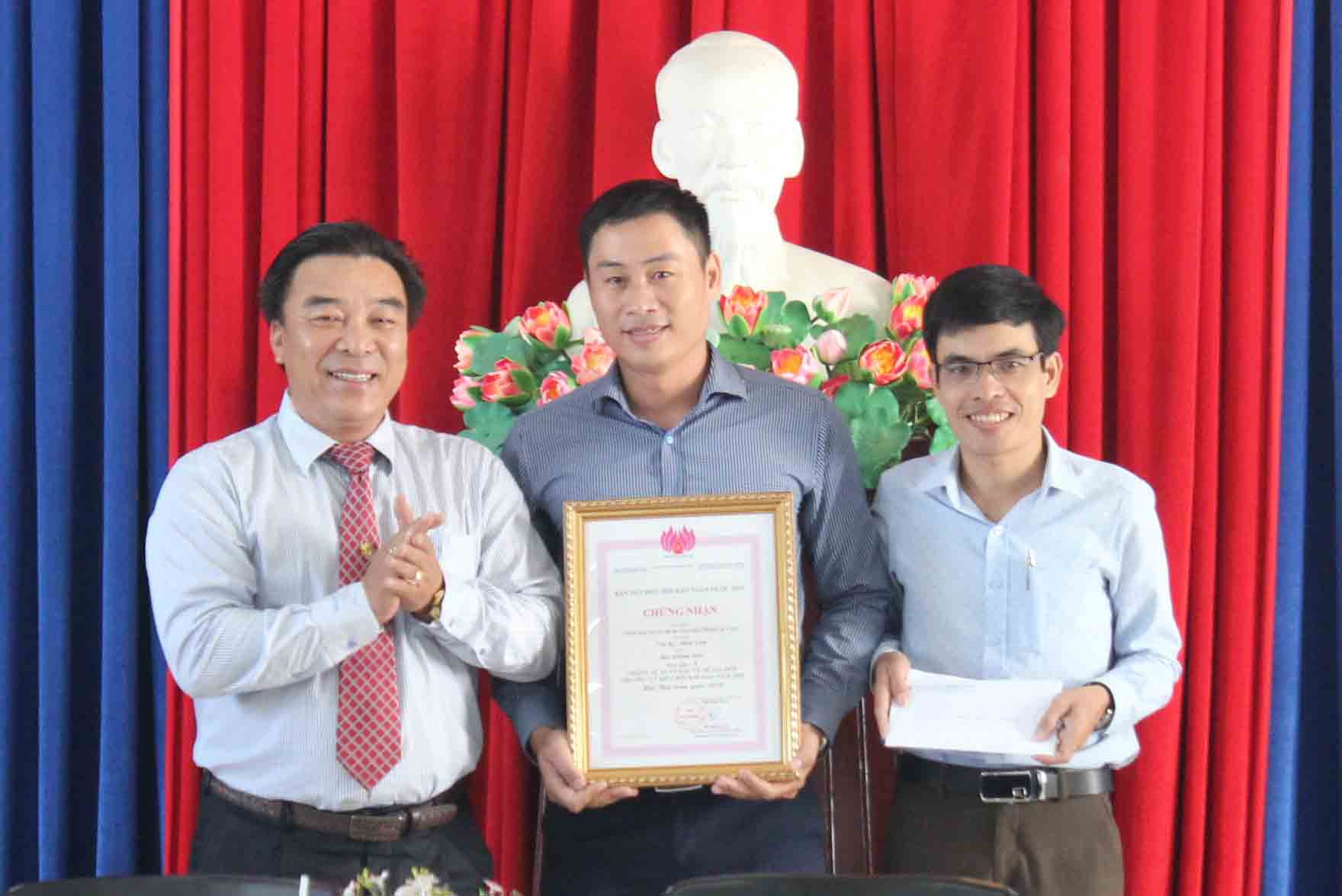 Doan Minh Long presenting Prize A to Khanh Hoa Newspaper’s journalists