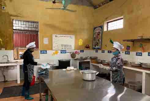 Bộ GD&ĐT yêu cầu chấn chỉnh bữa ăn trường học sau chấn động sán lợn ở Bắc Ninh