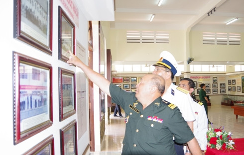 Ngài Rem Kann tham quan Nhà truyền thống Học viện Hải quân.