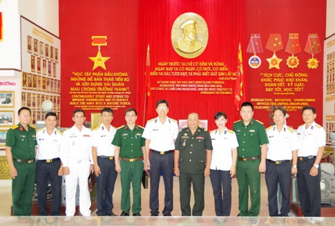 Đoàn Tùy viên chụp hình lưu niệm với lãnh đạo, cán bộ Học viện Hải quân.