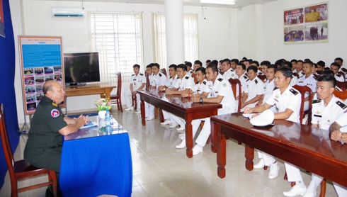 Ngài Rem Kann kiểm tra học viên Campuchia đang học tập tại Hệ Quốc tế.