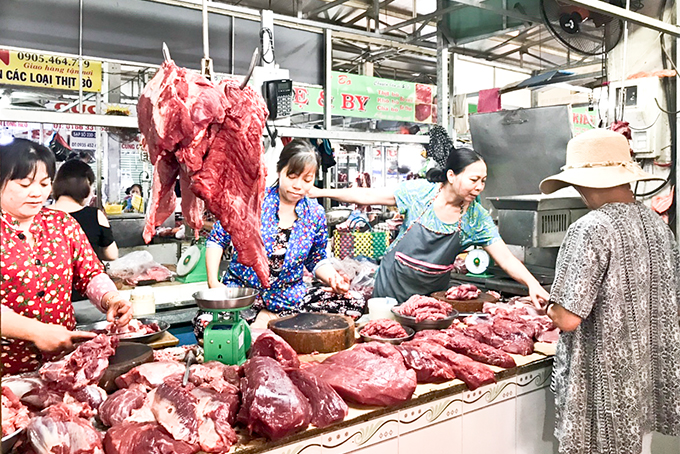Các loại thịt bò bán tại chợ Đầm tăng 5.000 đồng/kg so với trước khi có thông tin về dịch bệnh trên heo.
