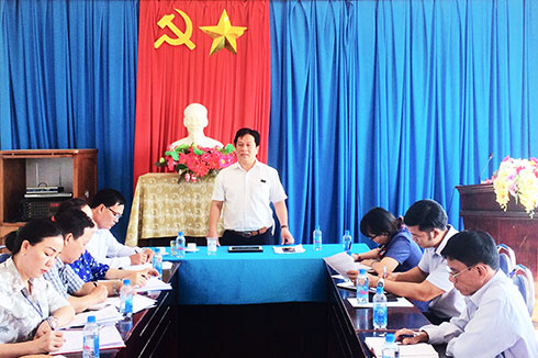 Ông Hồ Văn Mừng làm việc tại huyện Vạn Ninh