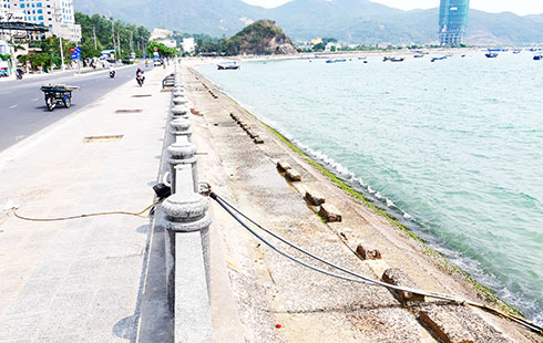 Một đường ống nước bắt từ dưới biển lên kéo âm ngang qua đường Phạm Văn Đồng.