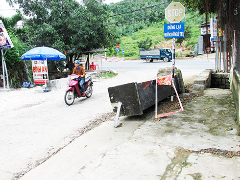 Cần di dời trụ bê tông cổng chào