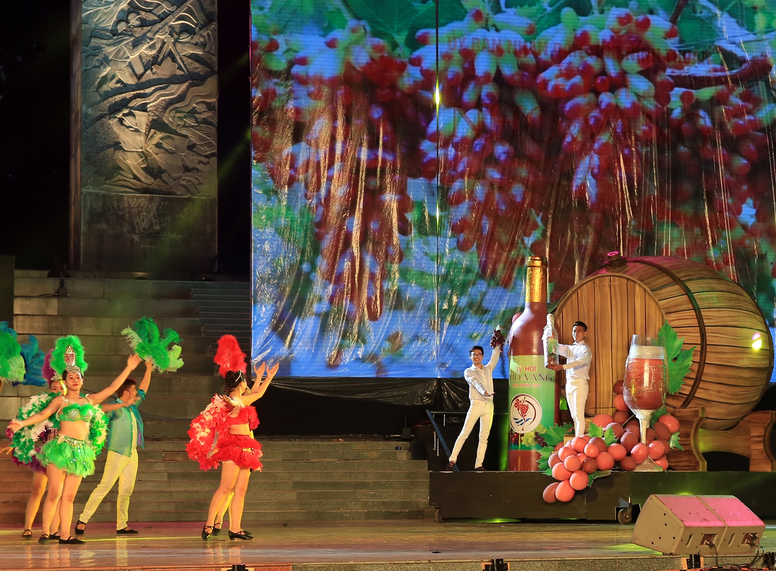 Lễ hội Nho và Vang Ninh Thuận thu hút hàng trăm ngàn người tham dự.