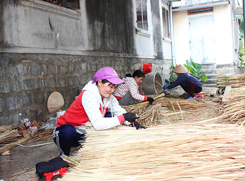 Mưu sinh bằng nghề đan tranh