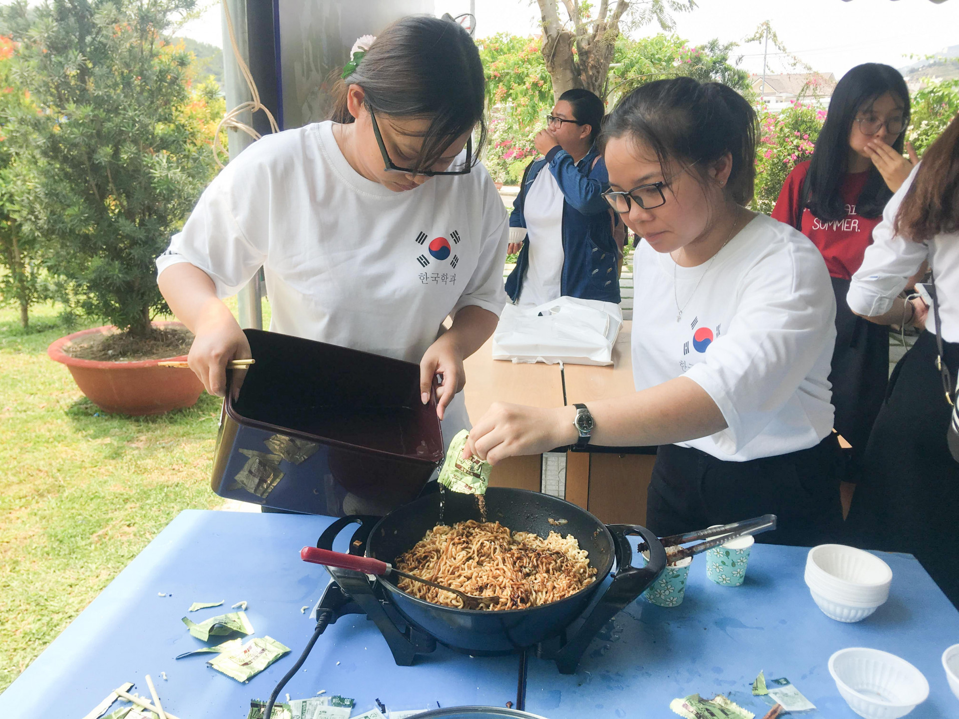 Các sinh viên trải nghiệm làm món ăn Hàn Quốc 