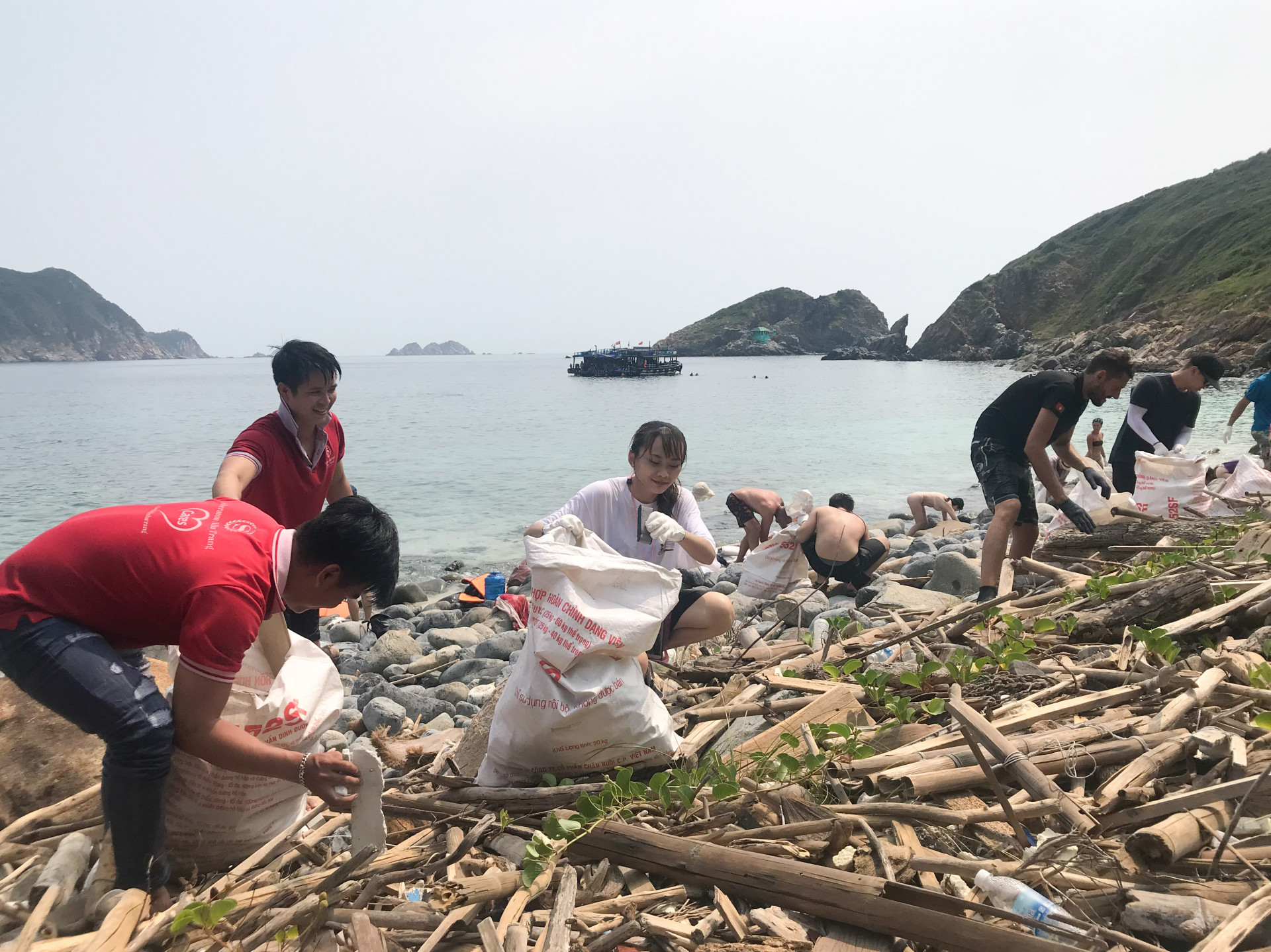 Các tình nguyện viên tham gia thu gom rác tại Hòn Mun