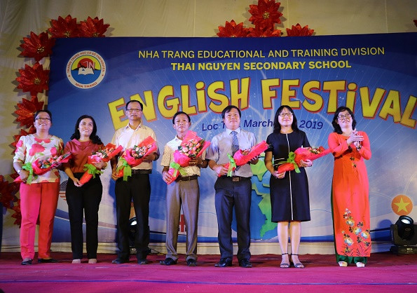 Cô Phan Thị Thảo Uyên - Hiệu trưởng nhà trường tặng hoa cho đại diện Ban Quản lý Đề án Ngoại ngữ Quốc gia, lãnh đạo Sở Giáo dục và Đào tạo và các trường bạn. 