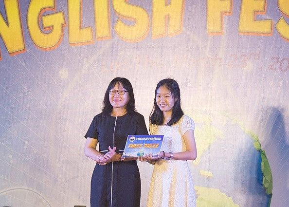 Bà Hoàng Thị Lý - Phó Giám đốc Phụ trách Sở Giáo dục và Đào tạo trao giải nhất cho lớp 9.1