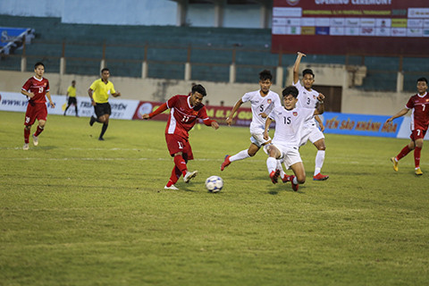 Cú ra chân ghi bàn thắng của cầu thủ Phạm Xuân Tạo.