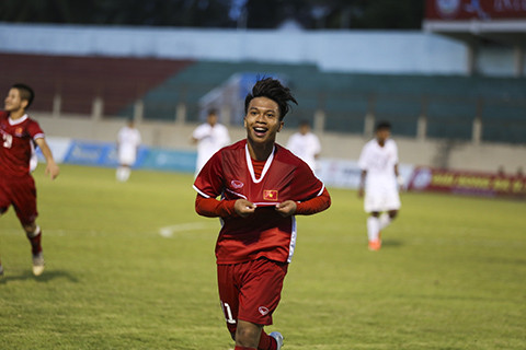 Pha ăn mừng của cầu thủ ghi cú đúp giúp U19 tuyển chọn Việt Nam giành chiến thắng trong ngày ra quân.