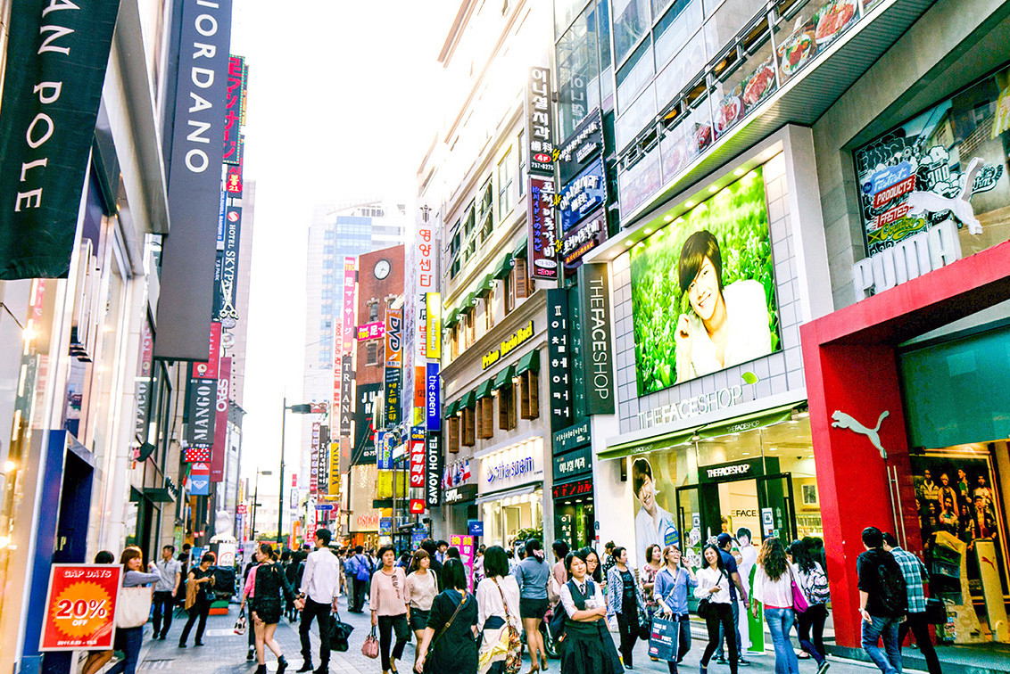 Phố Myeongdong, Hàn Quốc nổi tiếng với không khí mua sắm sầm uất.