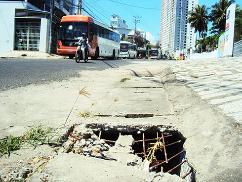 Cần thay nắp cống