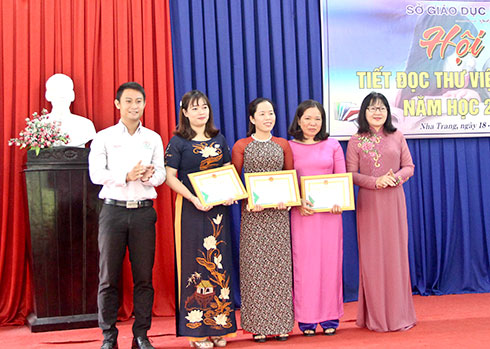 Các thí sinh đạt giải nhất, nhì nhận giấy khen của Sở Giáo dục và Đào tạo. 