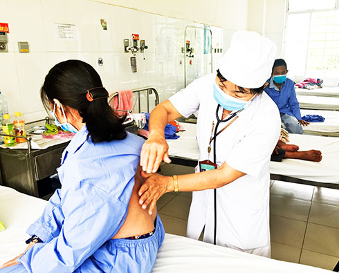 Điều trị cho bệnh nhân lao tại Bệnh viện Lao và Bệnh phổi tỉnh.