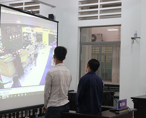 2 phụ nữ mâu thuẫn, 2 thanh niên vào tù