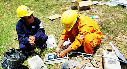 Nhân viên điện lực lắp đặt hệ thống điện tử thu thập dữ liệu từ xa tại Khánh Vĩnh.