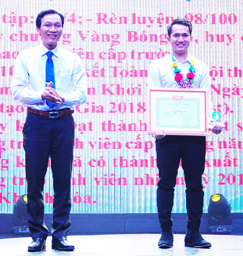 Sinh viên Nguyễn Thanh Tài được Hội Sinh viên Việt Nam tỉnh biểu dương là Sinh viên 5 tốt. 
