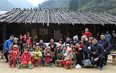 Đoàn Thanh niên Agribank chung tay xóa nhà tạm cho hộ nghèo tại xã Pá Ma Pha Khinh, huyện Quỳnh Nhai, tỉnh Sơn La.
