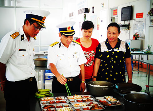 Ban giám khảo chấm điểm nội dung thi chế biến món ăn.