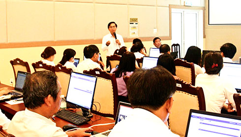 Anh Nguyễn Trung Hiếu phổ biến thông tin về những sáng kiến của mình cho các nhân viên công ty.