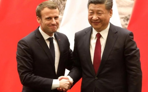 Tổng thống Macron (trái) và Chủ tịch Tập. Ảnh: HRW.