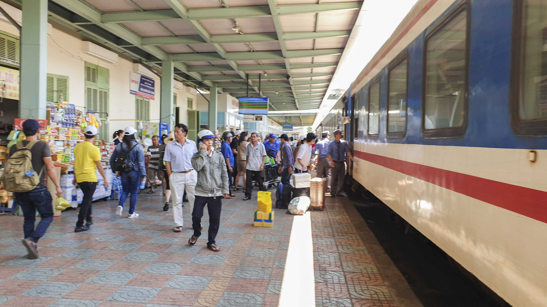 Khách đi tàu tại ga Nha Trang.