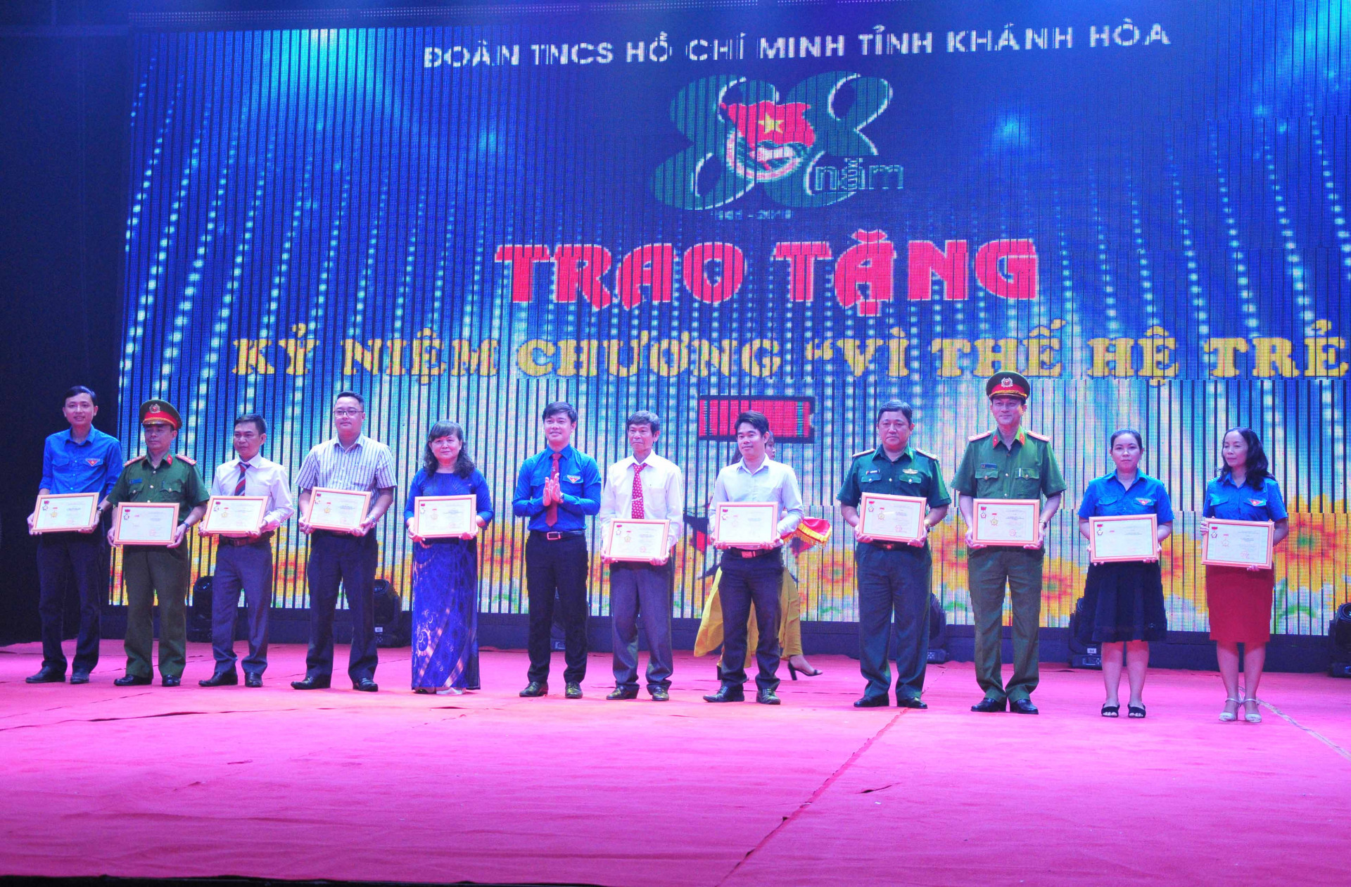 Lãnh đạo Tỉnh đoàn trao kỷ niệm chương của Trung ương Đoàn cho các cá nhân có thành tích trong sự nghiệp giáo dục thế hệ trẻ