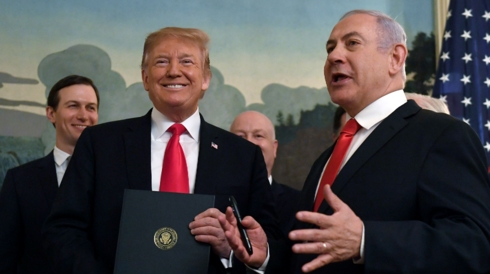 Tổng thống Trump ký sắc lệnh công nhận chủ quyền của Israel đối với cao nguyên Golan nhân chuyến thăm của Thủ tướng Netanyahu tới Mỹ ngày 25/3. Ảnh: USA Today