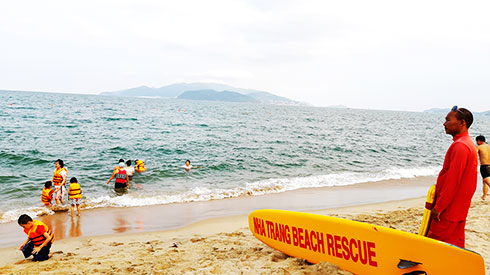 Nhân viên cứu hộ đang trực tại một bãi tắm trước Quảng trường 2-4.