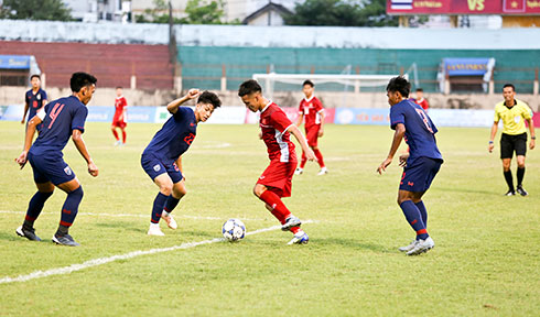 Các cầu thủ U19 tuyển chọn Việt Nam thi đấu tự tin trong trận đầu với U19 Thái Lan.