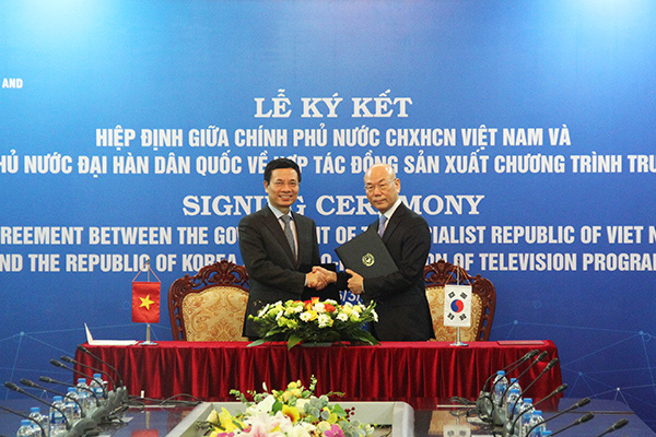 Bộ trưởng Bộ TT-TT Nguyễn Mạnh Hùng và Chủ tịch Ủy ban Truyền thông Hàn Quốc Hyo-seong Lee ký kết hiệp định.