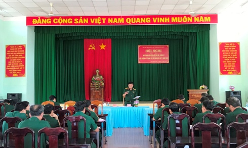 Buổi đối thoại tại Ban Chỉ huy Quân sự huyện Vạn Ninh.