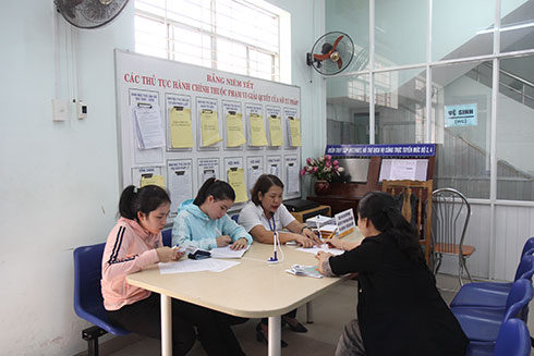 Hướng dẫn người dân đăng ký dịch vụ trả kết quả qua bưu chính tại Sở Tư pháp.