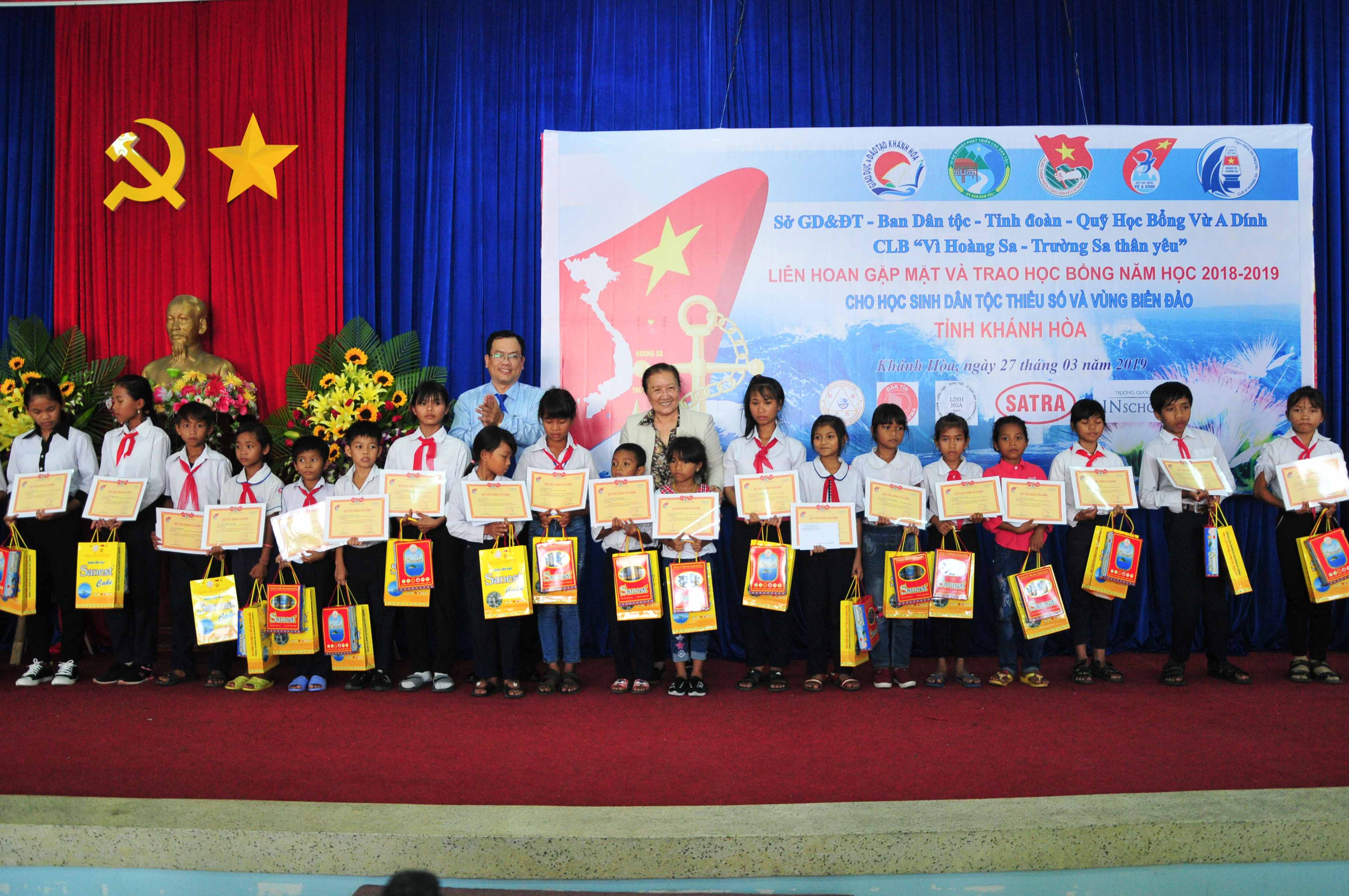 Đại diện Câu lạc bộ Vì Hoàng Sa - Trường Sa thân yêu trao học bổng cho các học sinh