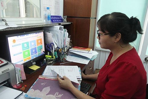 Công chức Sở Tư pháp thao tác trên phần mềm Một cửa điện tử (Trung tâm Dịch vụ hành chính công trực tuyến tỉnh Khánh Hòa).