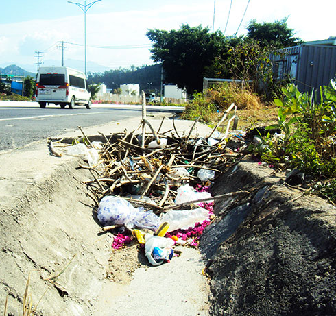 Cần dọn sạch mương thoát nước