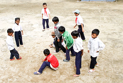 <p style= &quot;text-align: justify; &quot;>Trẻ em ở huyện Khánh Sơn đang thiếu những sân chơi văn hóa, thể thao.</p>