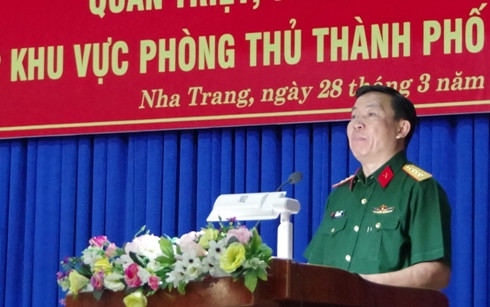 Đại tá Lê Công Chín - Phó Chỉ huy trưởng, Tham mưu trưởng Bộ CHQS  tỉnh Khánh Hòa phổ biến ý định diễn tập.