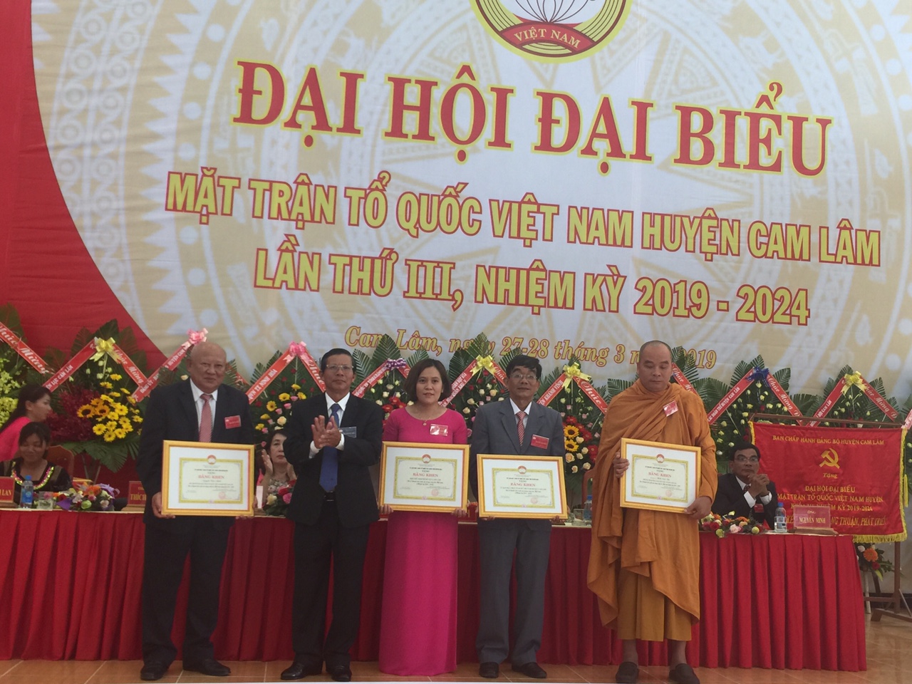 ông Trần Ngọc Thanh - Chủ tịch UBMTTQ Việt Nam tỉnh Khánh Hòa trao bằng khen cho các tập thể, cá nhân