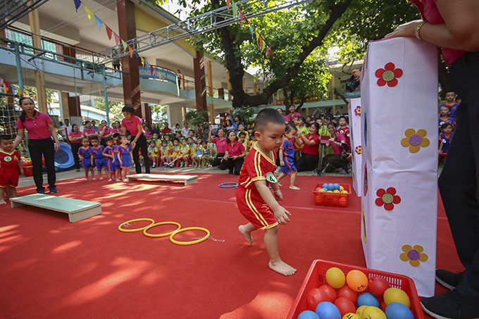 Trò chơi đi qua cầu ném bóng nhóm trẻ 18-36 tháng tuổi.