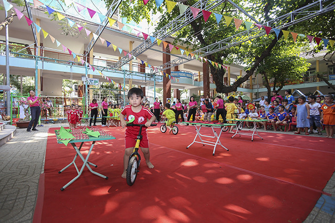 Trò chơi đi xe đạp cân bằng của các bé 4-5 tuổi.