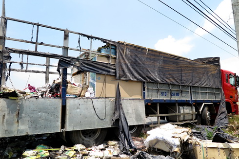 Xe tải chở thiết bị điện, nước bất ngờ phát cháy