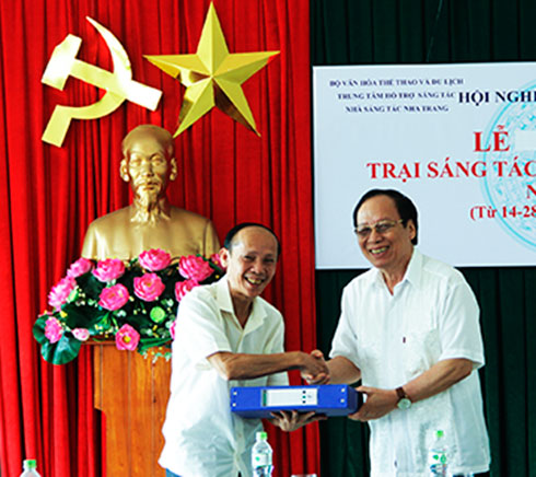 NSND Lê Tiến Thọ - Chủ tịch Hội Nghệ sĩ Sân khấu Việt Nam (bên phải) bàn giao tác phẩm cho đại diện Trung tâm Hỗ trợ sáng tác Văn học nghệ thuật. 