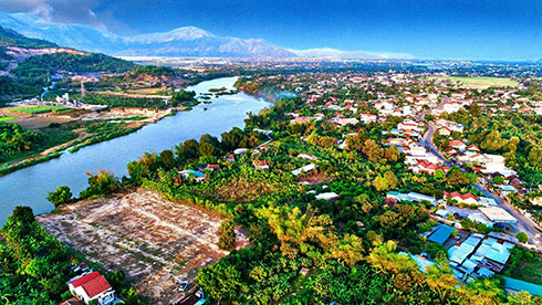 Khu đất ở xã Diên Lạc, nằm giáp sông Cái đang được rao bán.