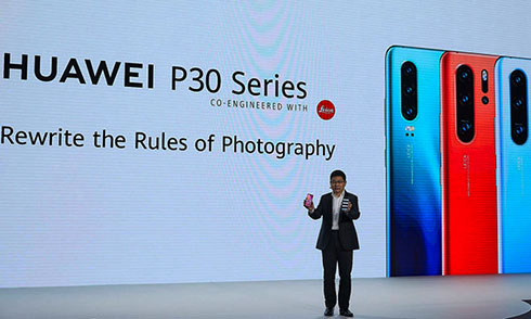 Đại diện của Huawei ra mắt bộ đôi P30 và P30 Pro tại Pháp