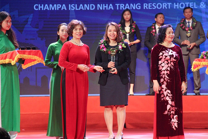 Bà Lê Thị Hồng – Phó Giám đốc Khu du lịch Champa Island Nha Trang vinh dự nhận giải thưởng